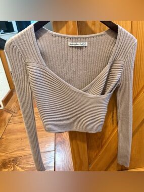 Abercrombie & Fitch Ribbed V-Neck Crop Sweater in Taupe